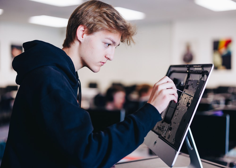 Estudiante concentrado en un proyecto tecnológico