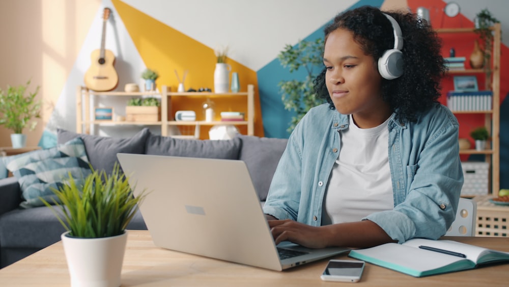 Estudiante explorando oportunidades en su computador